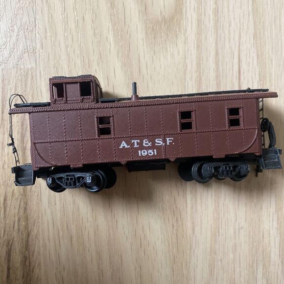 AHM Santa Fe A.T. & S. F. 7240 Cupola Caboose HO Scale With Box Train - Picture 4 of 8